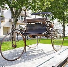 Benz-Patentwagen als Bronze-Denkmal in Mannheim. Foto: Auto-Reporter/Daimler